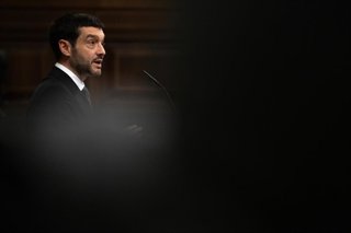 El ministro de Derechos Sociales, Pablo Bustinduy, durante una sesión plenaria en el Congreso, a 11 de diciembre de 2025, en Madrid (España). 