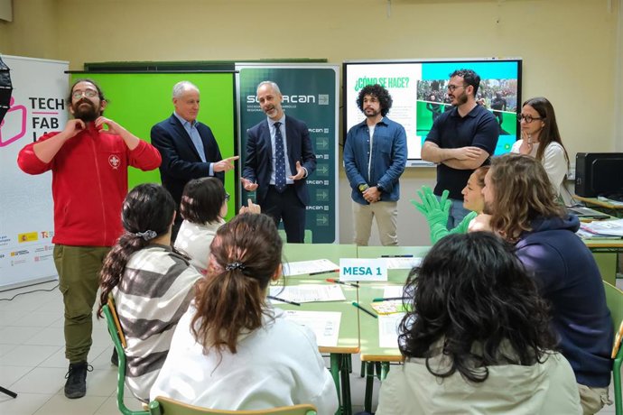Los consejeros de Educación, Formación Profesional y Universidades, Sergio Silva, y de Industria, Empleo, Innovación y Comercio, Eduardo Arasti, visitan el Sprint Tecnológico en el IES Cantabria.