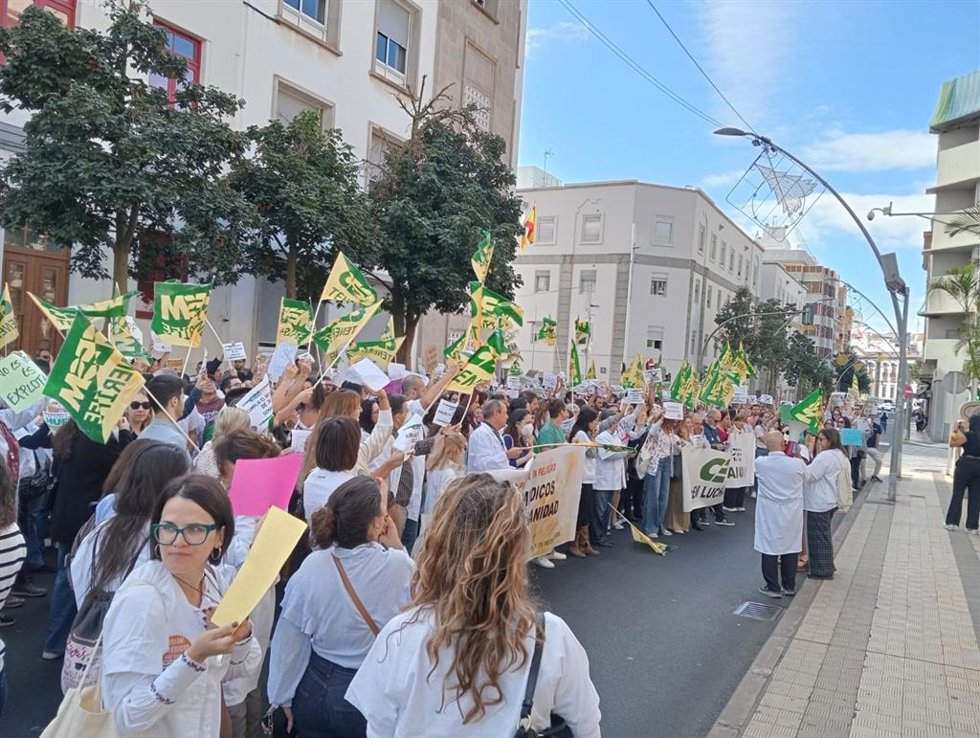 Concentración de médicos en huelga ante la Subdelegación del Gobierno en Santa Cruz de Tenerife