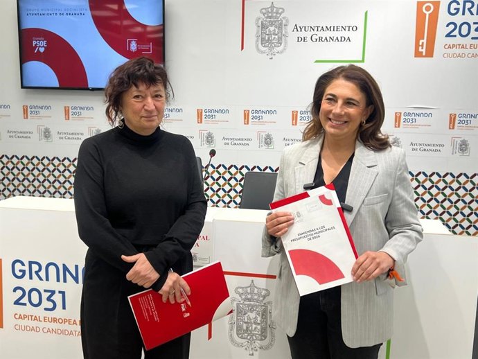 La portavoz del PSOE en el Ayuntamiento de Granada, Raquel Ruz, presenta las enmiendas al presupuesto de 2026 en presencia de la concejala Eva Fernández