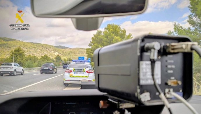 Un radar instalado en el interior de una patrulla de la Guardia Civil, en una carretera de Mallorca.