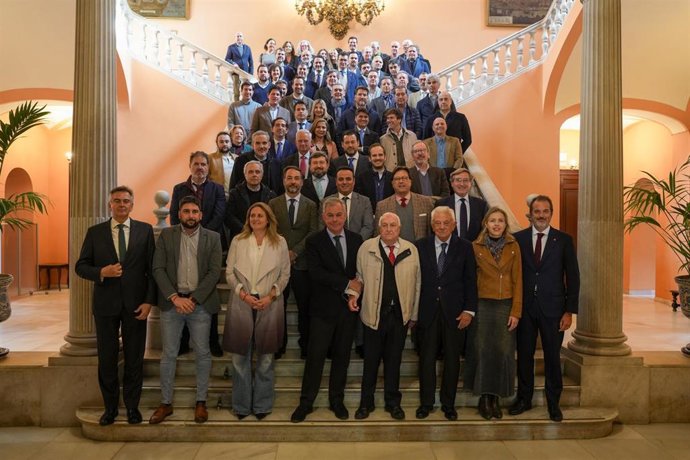 Foto de familia tras la firma de una manifiesto empresarial para solicitar una conexión directa aérea con Estados Unidos, en un acto celebrado en el Consistorio hispalense.