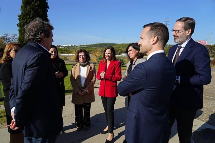 La consejera de Fomento, Articulación del Territorio y Vivienda, Rocío Díaz (centro), en su visita a Palma del Río.