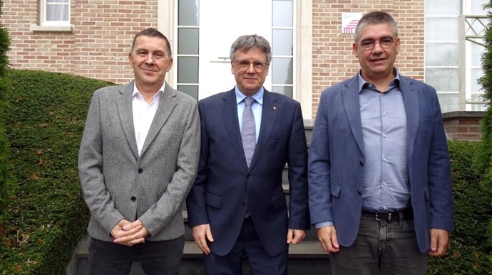 El secretario general de EH Bildu, Arnaldo Otegi, con el lider de Junts, Carles Puigdemont, y Garka Elejabarrieta, en Waterloo