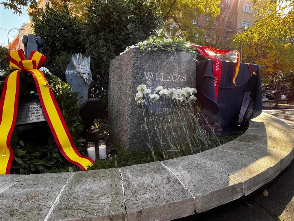 Monolito en recuerdo de las víctimas del atentado de ETA en Puente de Vallecas, tras el acto por el 30 aniversario