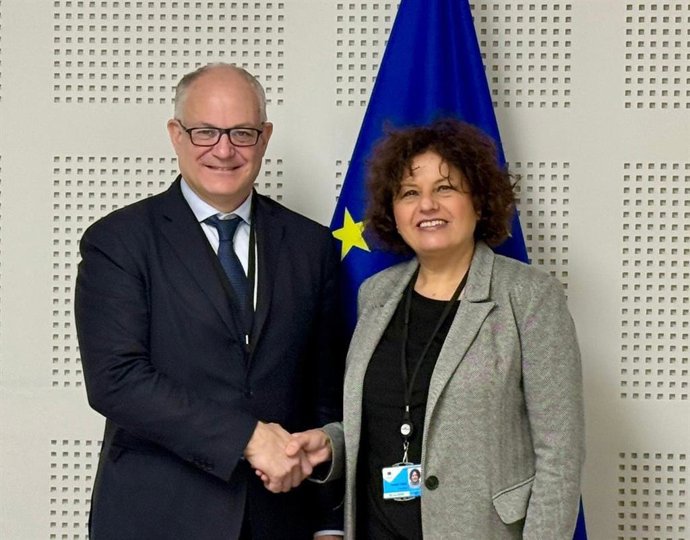 El alcalde de Roma, Roberto Gualtier, y la directora general de Relaciones Institucionales y con el Parlament, Xesca Ramis.