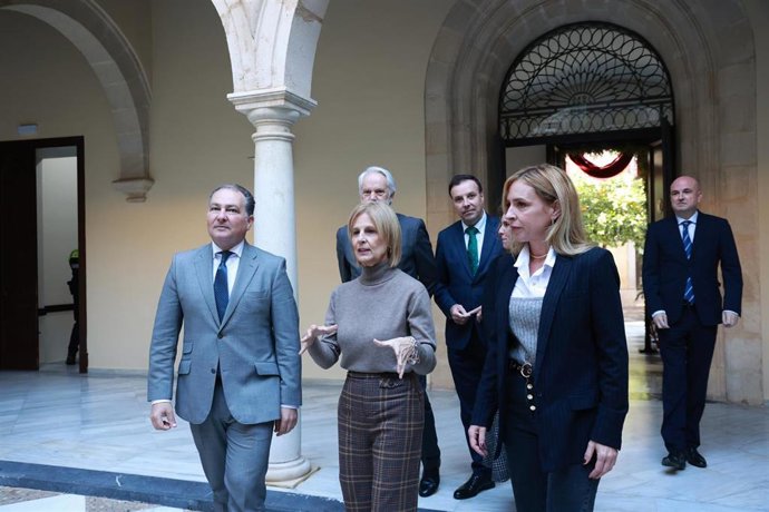 La alcaldesa de Jerez, María José García-Pelayo, junto a la presidenta de la Diputación de Cádiz, Almudena Martínez, recibe al presidente de la Diputación de Huelva, David Toscano Contreras.