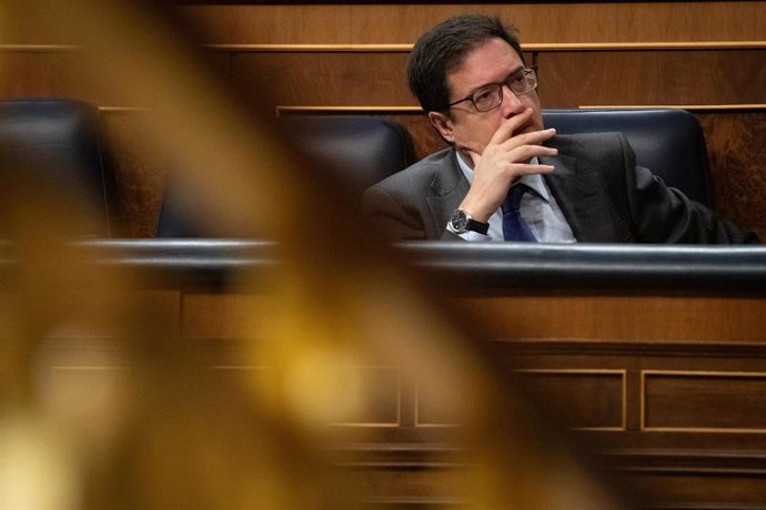El ministro para la Transformación Digital, Óscar López, durante una sesión plenaria en el Congreso, a 11 de diciembre de 2025, en Madrid (España). El Congreso debatirá y votará este jueves el decreto de medidas complementarias para La Palma tras la erupc