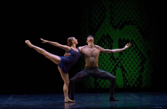 Archivo - Un momento de la escenografía de 'Duende', de la Compañía Nacho Duato.