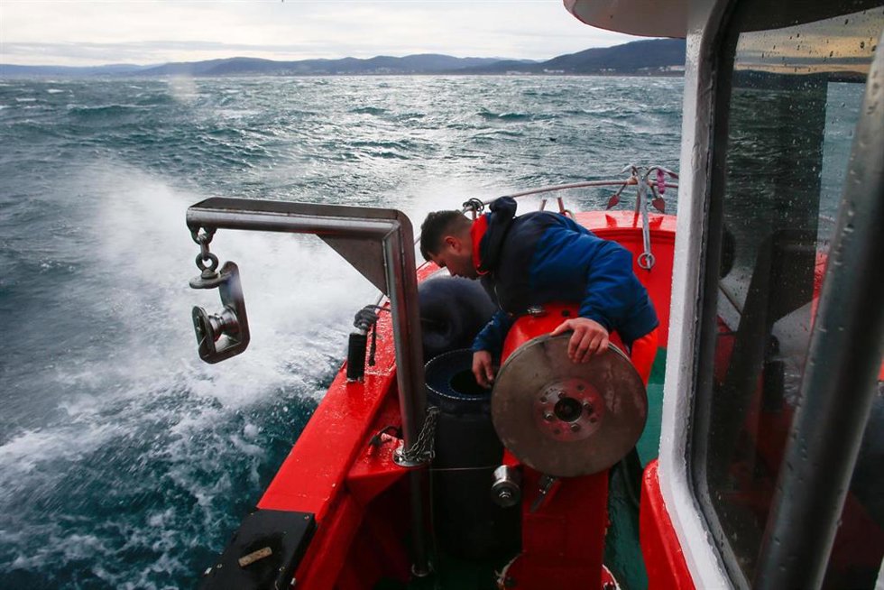 Archivo - Un marinero durante una salida a faenar del barco Mariñeiro 2, a 27 de diciembre de 2023, en Lugo, Galicia (España). El barco Mariñeiro 2, con base en Burela, suele pescar pulpo, nécoras, centollas y santiaguiños, algunos de los productos 