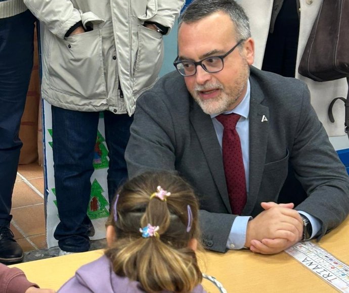 El viceconsejero de Desarrollo Educativo, Pablo Quesada, en la visita a un colegio de Osuna.