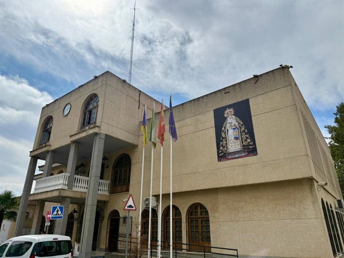 Archivo - Fachada del Ayuntamiento de San Juan de Aznalfarache en una imagen de archivo.