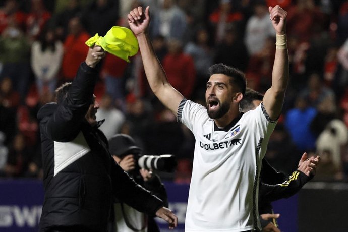 Archivo - Futbol, Union La Calera vs Colo Colo. Fecha 25, campeonato Nacional 2024. El jugador de Colo Colo Emiliano Amor celebra el triunfo contra Union La Calera tras el partido de primera division disputado en el estadio Nicolas Chahuan de La Calera,