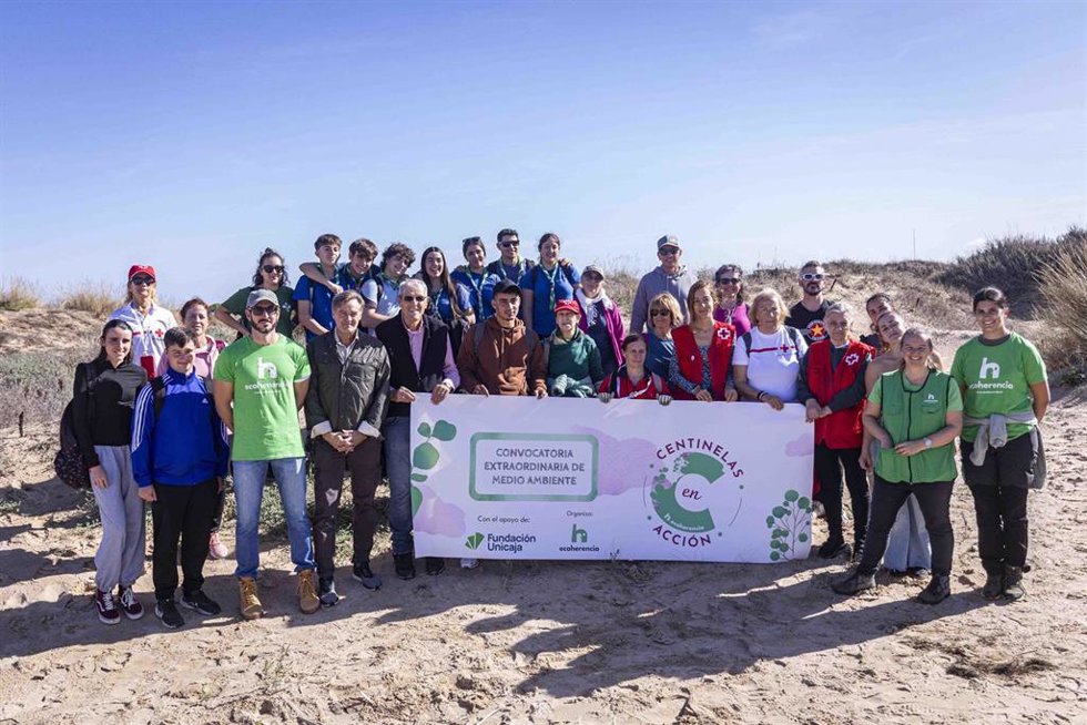 Archivo - Jornada de sensibilización ambiental y restauración ecológico del programa 'Centinelas en Acción 'de Ecoherencia, celebrado en la costa de Cádiz