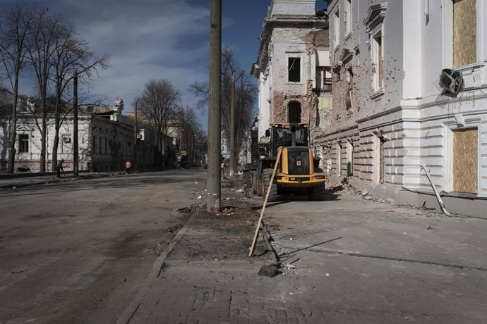 Archivo - Arquivo - 14 de abril de 2025, Ucrânia, Sumy: Uma rua vazia em Sumy com as cicatrizes dos recentes ataques de mísseis russos que mataram 35 pessoas, de acordo com as autoridades. Foto: Edoardo Marangon/ZUMA Press Wire/dpa