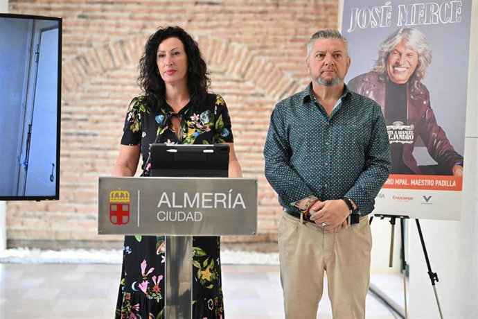 La alcaldesa de Almería, María del Mar Vázquez, presenta el acto en el que José Mercé recibirá el título de 'Hijo Adoptivo de la Ciudad de Almería'.