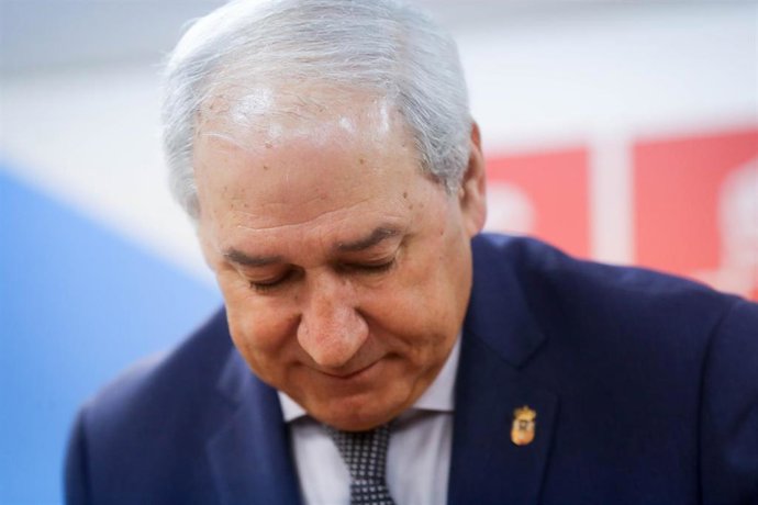 El hasta ahora presidente de la Diputación de Lugo, José Tomé, durante su comparecencia, en la sede del PSdeG-PSOE en Monforte, a 10 de diciembre de 2025, en Monforte de Lemos, Lugo, Galicia (España). El acto tiene lugar después de que ayer saliesen a la 