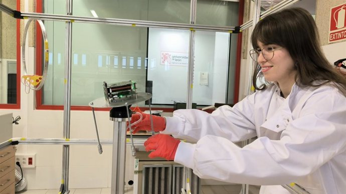 Una de las integrantes del Grupo de Investigación de Ingenieria Aeroespacial de la ULE.