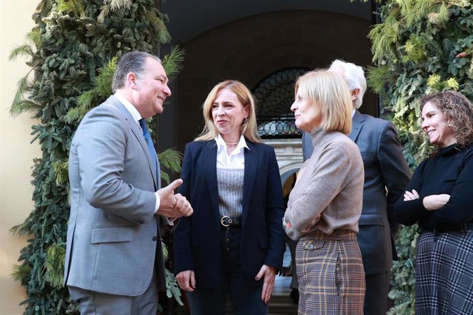 La alcaldesa de Jerez, María José García-Pelayo, junto a la presidenta de la Diputación de Cádiz, Almudena Martínez, recibe al presidente de la Diputación de Huelva, David Toscano Contreras.