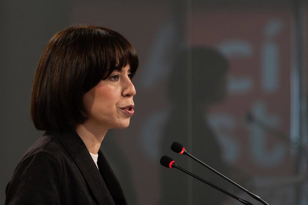 Archivo - La ministra de Ciencia, Innovación y Universidades y secretaria general del PSPV-PSOE, Diana Morant, atiende a los medios