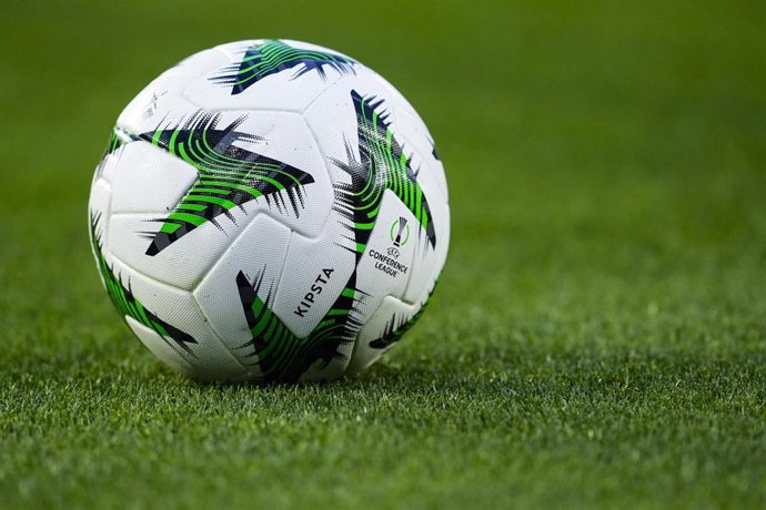 Archivo - Balón de la Conference League.