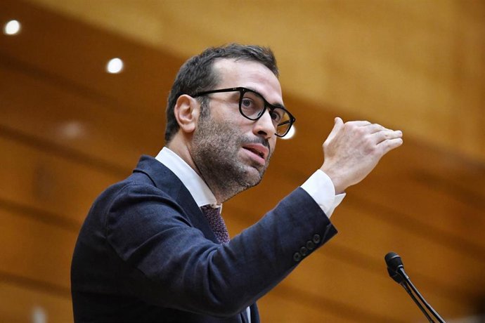 Archivo - El ministro de Economía, Comercio y Empresa, Carlos Cuerpo, interviene durante una sesión de control al Gobierno en la Cámara Alta, a 21 de octubre de 2022, en Madrid (España).
