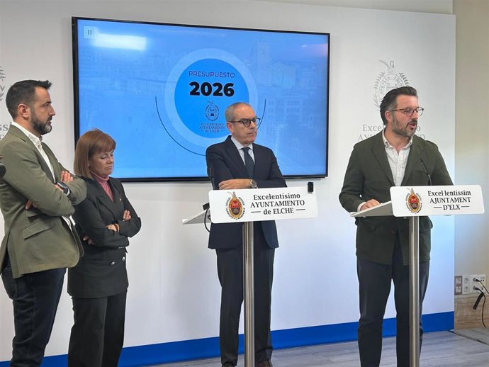 De izquierda a derecha, los ediles de Vox en Elche Samuel Ruiz y Aurora Rodil; el vicealcalde, Francisco Soler, y el alcalde, Pablo Ruz, ambos del PP