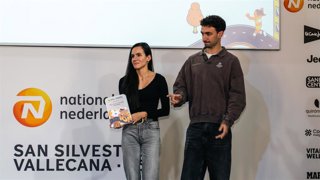 La atleta paralímpica Alba García recibe su premio.