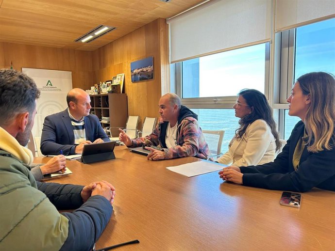 El delegado territorial de Sostenibilidad y Medio Ambiente de la Junta de Andalucía en Cádiz, Óscar Curtido, en una reunión con representantes del Ayuntamiento de Barbate y organizadores del Open de Surf Yerbabuena