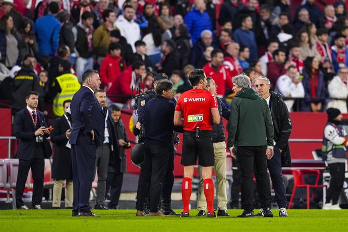 Jose Luis Munuera, árbitro, suspende a partida devido a objetos arremessados no gramado durante a partida de futebol do campeonato espanhol, LaLiga EA Sports, disputada entre Sevilla FC e Real Betis no estádio Ramon Sanchez-Pizjuan em 30 de novembro de 20