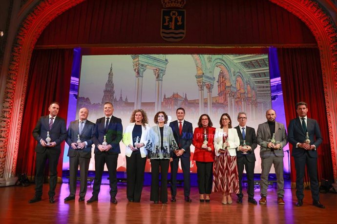 Archivo - La vicepresidenta del Gobierno y ministra de Hacienda y Función Pública, María Jesús Montero, y el delegado del Gobierno en Andalucía, Pedro Fernández, entregan los XIX premios Plaza de España. A 15 de diciembre de 2023, en Sevilla (Foto de arch