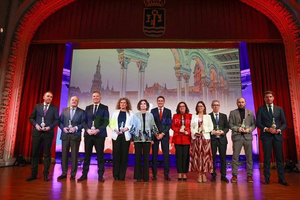 Archivo - La vicepresidenta del Gobierno y ministra de Hacienda y Función Pública, María Jesús Montero, y el delegado del Gobierno en Andalucía, Pedro Fernández, entregan los XIX premios Plaza de España. A 15 de diciembre de 2023, en Sevilla (Foto de ar