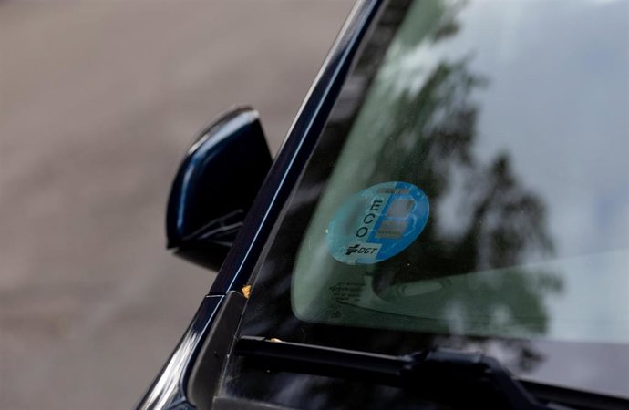 Archivo - Una etiqueta en un vehículo estacionado en Madrid