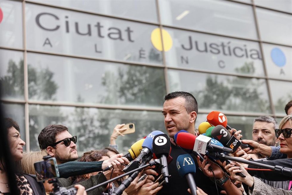 Archivo - El presidente de la Diputación de Valencia, Vicente Mompó, ofrece declaraciones a los medios a su llegada a declarar como testigo, en la causa que investiga la gestión de la dana