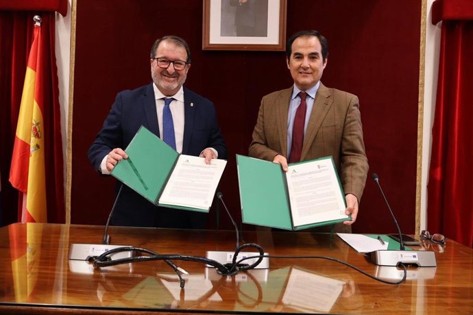 El alcalde de Carmona y el consejero de Justicia, tras la firma del convenio para la nueva sede judicial del municipio sevillano.