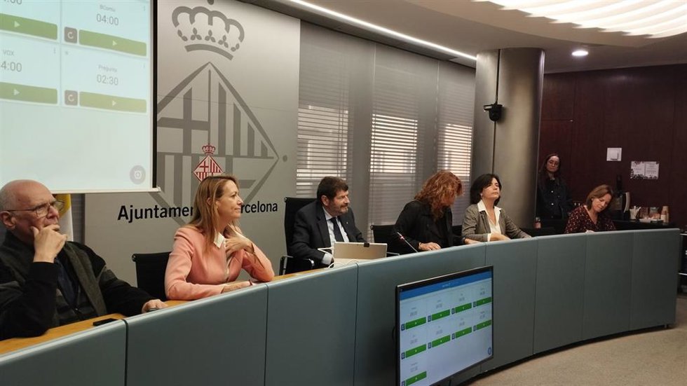 En el centro, el tercer teniente de alcalde del Ayuntamiento de Barcelona, Albert Batlle, durante la comisión extraordinaria.