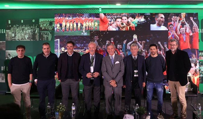 De izda a dcha: Antonio Muelas, José Miguélez, Carlos Marchena, Vicente del Bosque, Jesús Álvarez, Ángel María Villr, Jesús Navas y Alejandro Ruesga