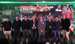 De izda a dcha: Antonio Muelas, José Miguélez, Carlos Marchena, Vicente del Bosque, Jesús Álvarez, Ángel María Villr, Jesús Navas y Alejandro Ruesga