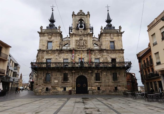 Fachada del Consistorio de Astorga, que recibirá una subvención del ILC de 239.797 euros para su recuperación.