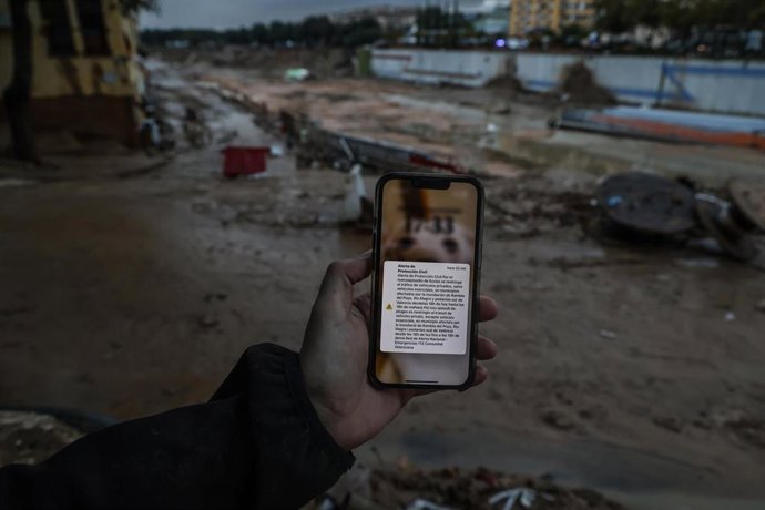 Archivo - Mensaje de alerta de Protección Civil, a 13 de noviembre de 2024, en Paiporta, Valencia