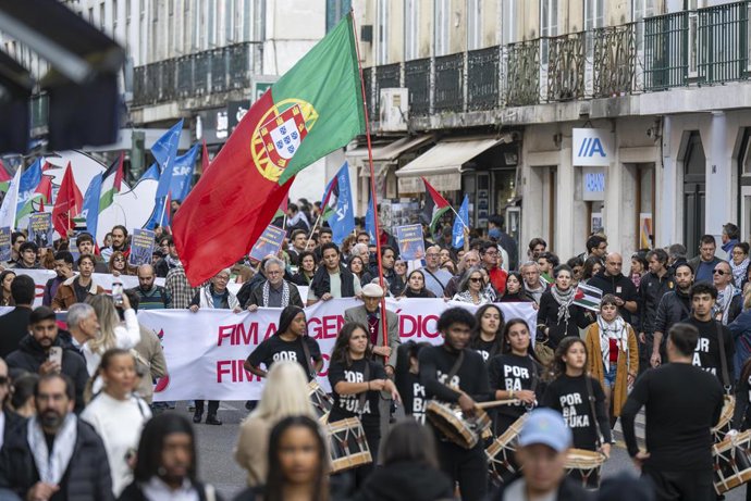 29 de novembro de 2025, Lisboa, Portugal: Ativistas são vistos marchando com bandeiras e faixas durante um protesto pró-palestino. Por ocasião do Dia Internacional de Solidariedade com o Povo Palestino, várias organizações sociais participaram de um prote