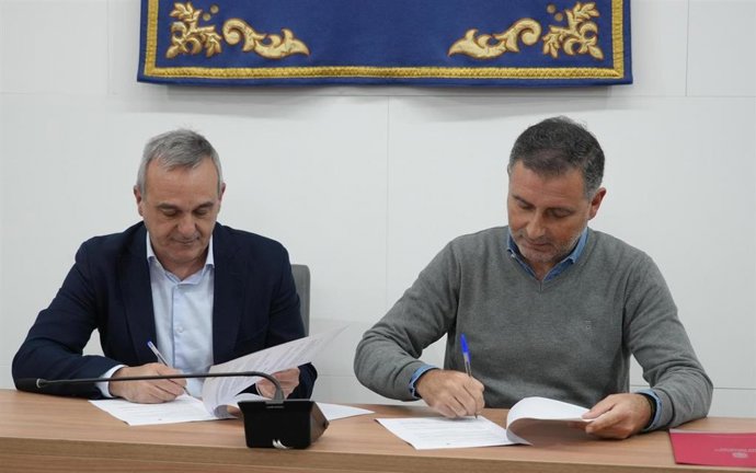 El alcalde de Moguer, Gustavo Cuéllar (derecha), y el responsable en Huelva de la Fundación Moeve, Narciso Rojas.