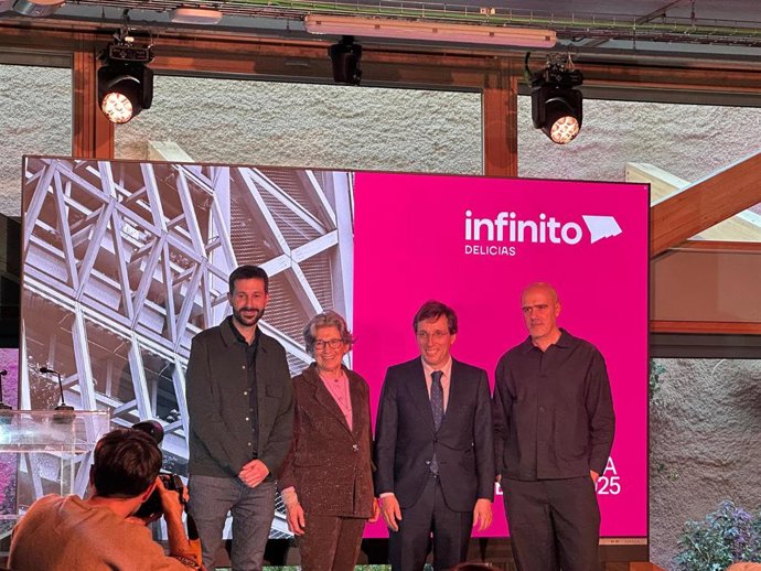 El alcalde de Madrid, José Luis Martínez-Almeida (2d), durante la presentación del Espacio Infinito Delicias