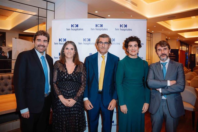 El doctor Juan Abarca, acompañado de la doctora Elena Abarca, Alejandro Abarca, y los doctores Cristóbal Belda y Grando en un acto de HM Hospitales Málaga.