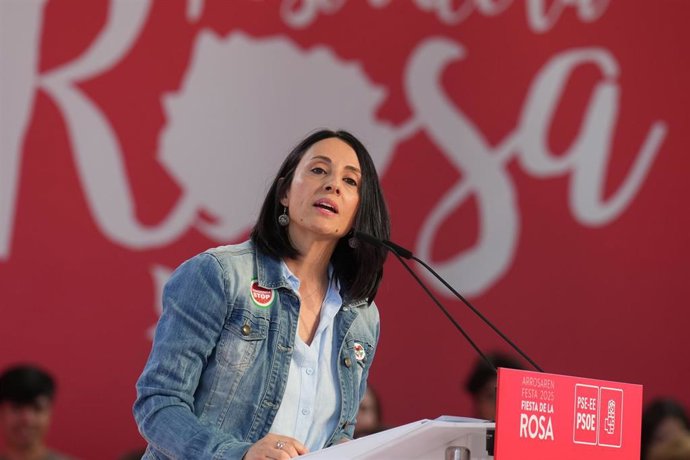 Archivo - La secretaria de Organización del PSOE, Rebeca Torró, interviene en la Fiesta de la Rosa, en Landako Gunea, a 27 de septiembre de 2025, en Durango, Vizcaya, País Vasco (España). 