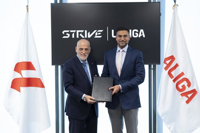 Firma del acuerdo entre LaLiga y STRIVE.