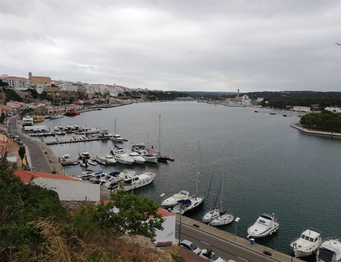 Archivo - Vista general del puerto de Maó.