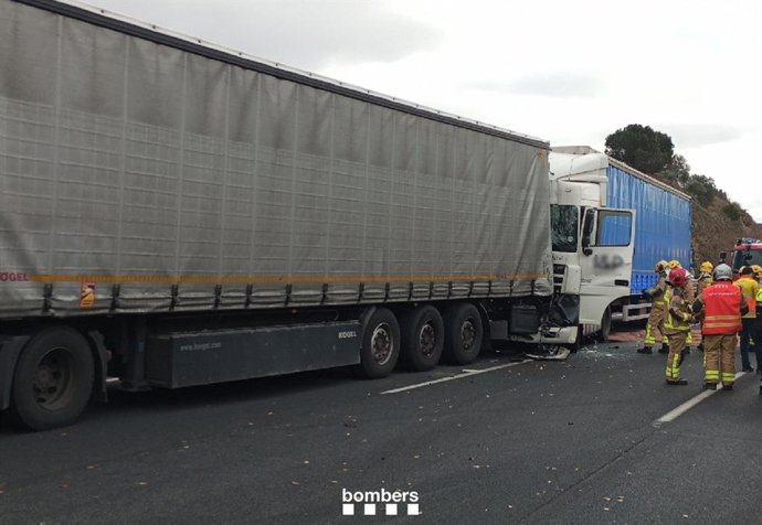 Tallada l'A-2 al Bruc (Barcelona) per un xoc entre dos camions