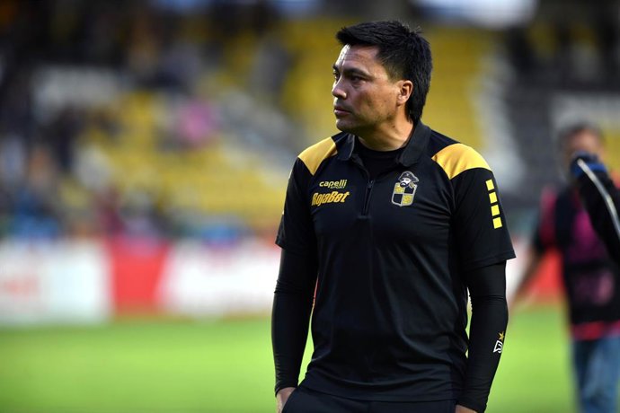 Futbol, Coquimbo Unido vs Union Española. Fecha 30, Liga primera 2025. El entrenador de Coquimbo Unido Esteban Gonzalez es fotografiado al termino del partido de primera division contra Union Española disputado en el estadio Francisco Sanchez Rumoroso de