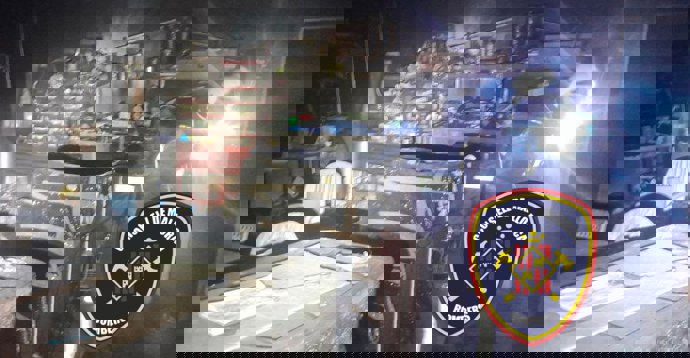 Un bombero inspecciona el lugar del incendio. 